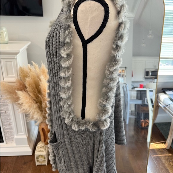 Gray Knit Vest with Faux Fur Trim - Picture 4 of 9